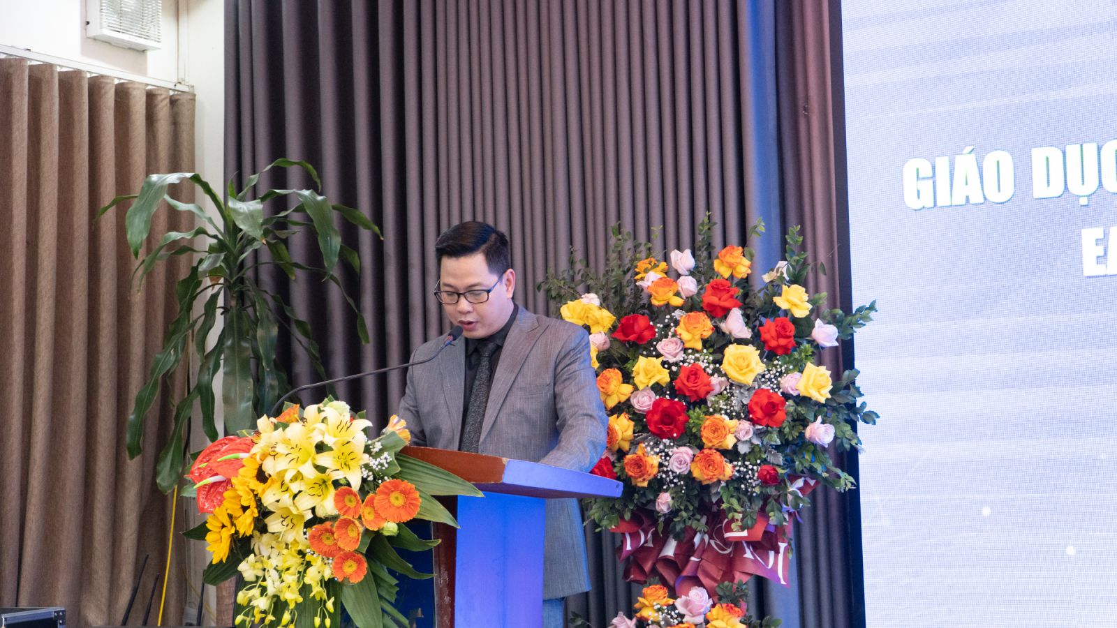 PGS.Trần Thành Nam - Chủ nhiệm Khoa Các Khoa học Giáo dục, Trường Đại học Giáo dục, Đại học Quốc gia Hà Nội phát biểu tại hội thảo