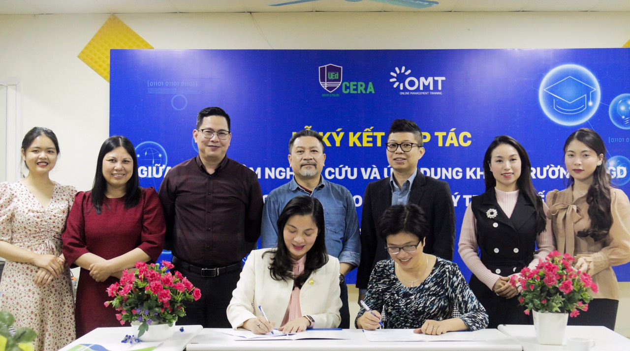 TS. Chu Thị Hồng Nhung, Giám đốc Trung tâm Nghiên cứu và Ứng dụng Khoa học Giáo dục và bà Đậu Thúy Hà, Tổng giám đốc Công ty Cổ phần Đào tạo Quản lý Trực tuyến OMT thực hiện kí kết hợp tác